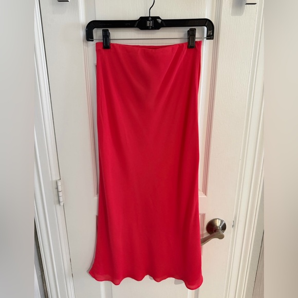 Elegant Pink Women's Skirt - Picture 2 of 3